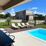 Villa Olive - Modern Atrium With Heated Pool And Large Garden Near Porec