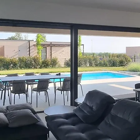 Olive - Modern Atrium With Heated Pool And Large Garden Near Porec
